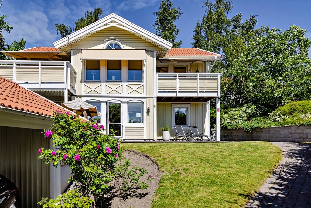 Gårdsrenovering, markutjämning samt altanbygge. Fresta Upplands Väsby