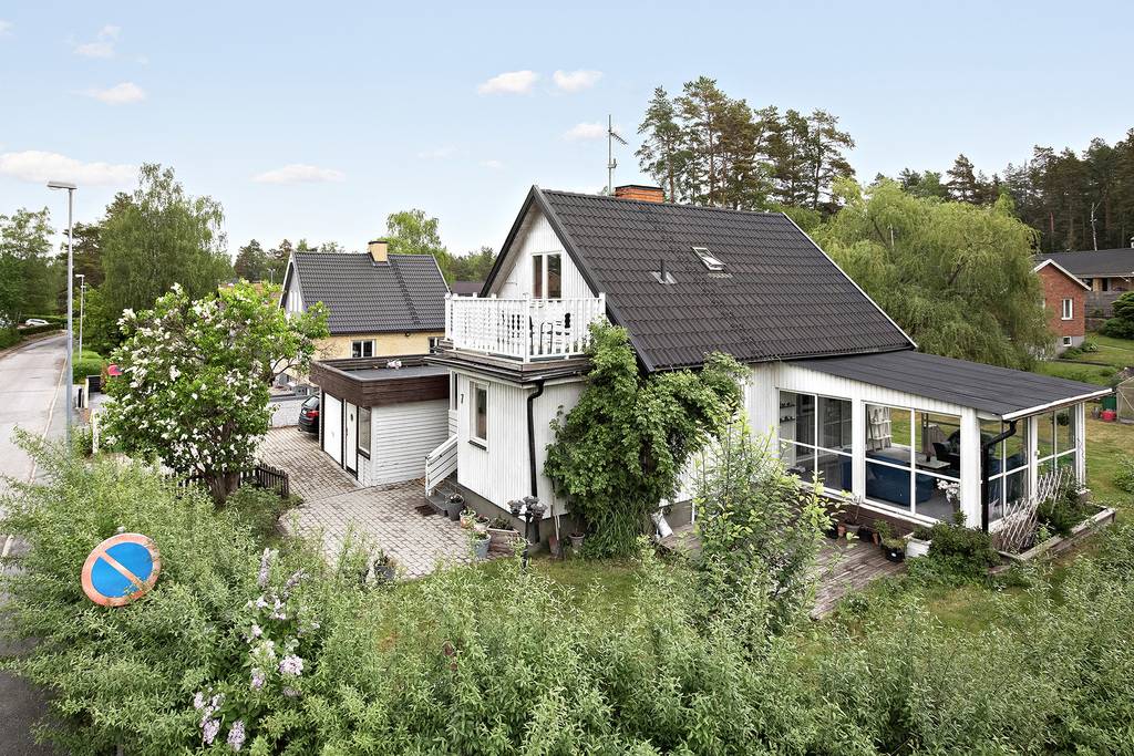 Trädgårdsanläggning & bygga garage med uppfart. Bergshamra Roslagen